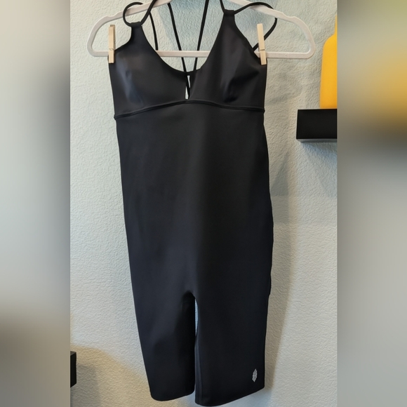 Elegant Black Sleeveless Jumpsuit - Picture 2 of 12